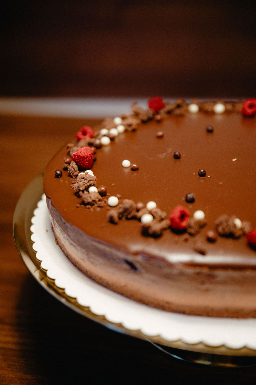 Čokoládový cheesecake s křupinkami a čokoládovou polevou